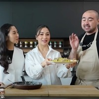 Nikita Willy pun memamerkan pasta carbonara hasil masakannya dengan sang adik, Winona. Sesuai dengan permintaan Nikita dan Winona pasta tersebut dibuat dengan bahan-bahan yang aman untuk ibu hamil. Foto: YouTube/Nikita Willy Official