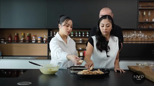 Setelahnya Nikita dan Winona juga belajar membuat tiramisu bersama chef Andry. Dengan bahan-bahan yang sudah disediakan, Nikita dan Winona kembali bekerja sama untuk membuat hidangan tersebut. Foto: YouTube/Nikita Willy Official