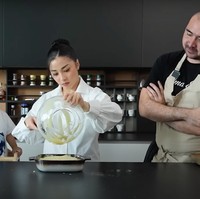 Kali ini putra Nikita Willy, Issa Xander, juga ikut memperhatikan ibunya yang sedang memasak. Walaupun masih kecil namun Issa tampak begitu fokus memperhatikan cara sang bunda memasak. Foto: YouTube/Nikita Willy Official