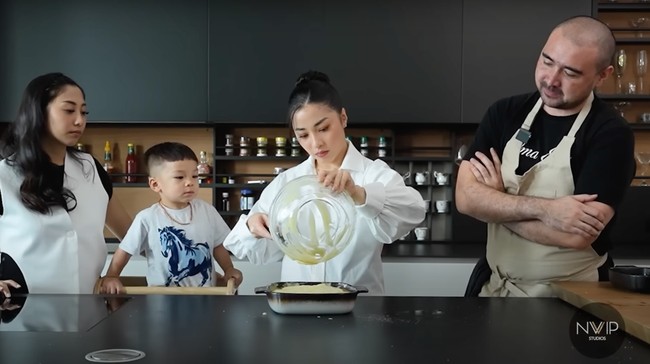 Kali ini putra Nikita Willy, Issa Xander, juga ikut memperhatikan ibunya yang sedang memasak. Walaupun masih kecil namun Issa tampak begitu fokus memperhatikan cara sang bunda memasak. Foto: YouTube/Nikita Willy Official