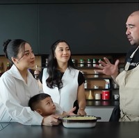 Setelah selesai, adonan tersebut kemudian dimasukkan ke kulkas terlebih dahulu agar lebih mengental. Lagi-lagi wajah serius Issa bikin gemas kala ikut mendengarkan penjelasan chef Andry. Foto: YouTube/Nikita Willy Official