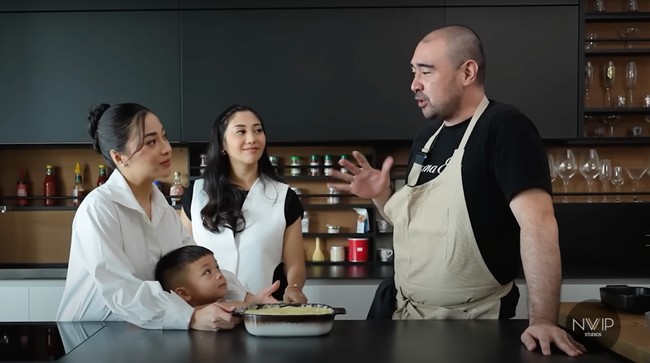 Setelah selesai, adonan tersebut kemudian dimasukkan ke kulkas terlebih dahulu agar lebih mengental. Lagi-lagi wajah serius Issa bikin gemas kala ikut mendengarkan penjelasan chef Andry. Foto: YouTube/Nikita Willy Official