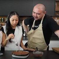 Setelah jadi, Nikita dan Winona langsung menjajal tiramisu buatan mereka berdua. Keduanya mengungkapkan jika tiramisu tersebut terasa sangat enak. Foto: YouTube/Nikita Willy Official