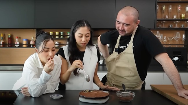 Setelah jadi, Nikita dan Winona langsung menjajal tiramisu buatan mereka berdua. Keduanya mengungkapkan jika tiramisu tersebut terasa sangat enak. Foto: YouTube/Nikita Willy Official