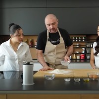 Sama-sama sedang hamil dan ngidam, Nikita Willy dan adiknya, Winona Willy terlihat belajar masak pasta dan tiramisu langsung dengan ahlinya. Dengan bantuan chef Andry Susanto, keduanya terlihat lebih dulu diajarkan cara membuat pasta. Foto: YouTube/Nikita Willy Official