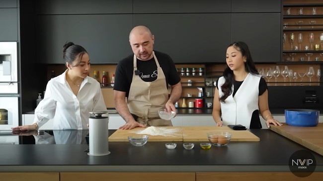 Sama-sama sedang hamil dan ngidam, Nikita Willy dan adiknya, Winona Willy terlihat belajar masak pasta dan tiramisu langsung dengan ahlinya. Dengan bantuan chef Andry Susanto, keduanya terlihat lebih dulu diajarkan cara membuat pasta. Foto: YouTube/Nikita Willy Official