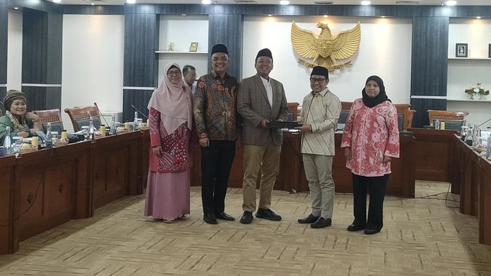 Wakil Ketua DPR, Muhaimin Iskandar atau Cak Imin, bersama anggota Pansus Hak Angket Haji resmi menetapkan politikus Partai Golkar, Nusron Wahid, menjadi Ketua Pansus Haji DPR. Pengambilan keputusan dilakukan dalam rapat perdana Pansus Angket Haji.