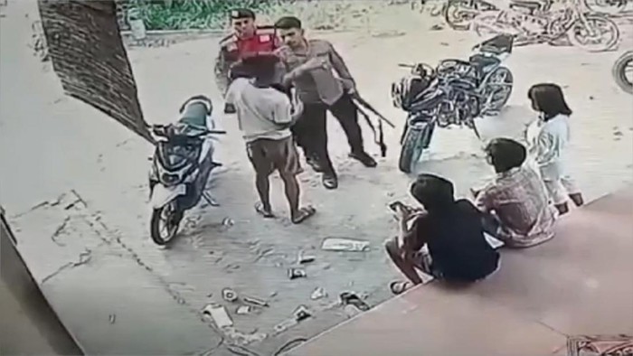 Oknum polisi di Mesuji terekam CCTV saat menampar warga
