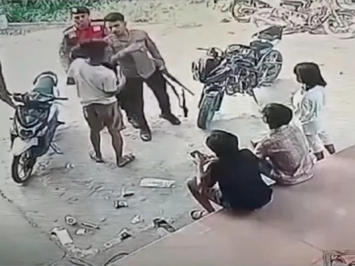Oknum polisi di Mesuji terekam CCTV saat menampar warga