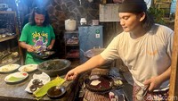 John dan Rifki, dua sosok di balik dapur Omah Jangan Diam Terus. Mereka mengatakan menu Omah Jangan Diam Terus terinspirasi dari perjalanan mereka menyusur daerah-daerah Indonesia selama berbulan-bulan.