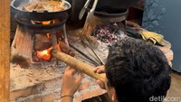 Semua menu utama di sini dimasak dengan cara tradisional menggunakan tungku dan kayu bakar. Jadi pelanggan perlu bersabar menunggu makanan matang.
