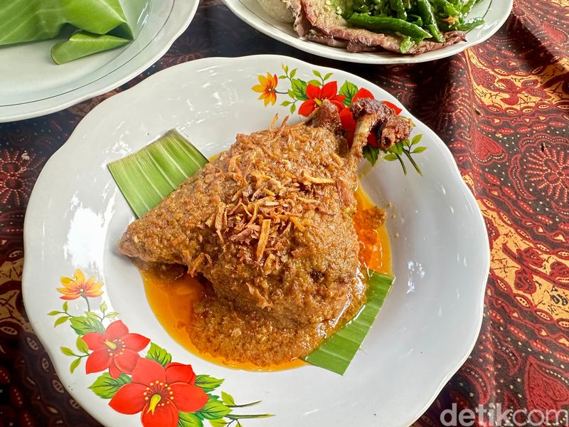 Omah Jangan Diam Terus: Bebek La Pinra dan Dendeng Batokok Juara Lezatnya