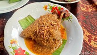Bebek La Pinra Galung (Rp 60 ribu) terinspirasi dari daerah di Sulawesi Selatan. Berupa bebek goreng yang disajikan dengan bumbu rempah kental berbahan kemiri.