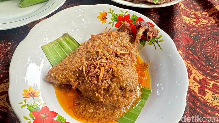 Omah Jangan Diam Terus: Bebek La Pinra dan Dendeng Batokok Juara Lezatnya