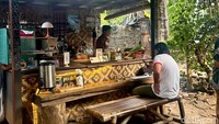Berlokasi di Kampung Ratu Jaya, suasana makan yang dihadirkan begitu asri. Bahkan kamu bisa santai mengobrol sambil menunggu pesanan minuman datang.