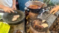 Menu Omah Jangan Diam Terus bulan ini terinspirasi dari Sumatera Barat. Ada dendeng batokok lezat yang siap disajikan pada pengunjung.