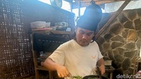Rifki tampak serius menyiapkan pesanan pengunjung. Mereka yang datang melakukan reservasi agar pasti dapat tempat.