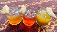 Untuk menyegarkan tenggorokan, tersedia minuman Sereh Jeruk (Rp 20 ribu), Pandan Wangi (Rp 20 ribu), dan Kunyit Asem (Rp 22 ribu). Semuanya diracik fresh dengan bahan-bahan alam.