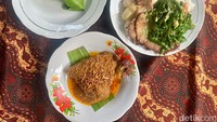 Harga menu utama di Omah Jangan Diam Terus sekitar Rp 50 ribu. Pilihan menu ini secara berkala diinformasikan lewat Instagram omahjangandiamterus.