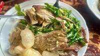 Tak kalah menarik selera, Dendeng Batokok (Rp 50 ribu) berlimpah cabai hijau. Sebelumnya daging dendeng ini dibakar di bara api dengan olesan minyak kelapa, ditumbuk di cobek, baru disajikan bersama gerusan cabe hijau.