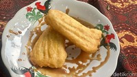 Jika suka yang manis, maka jangan lewatkan Pisang Goreng Saus Kopi (Rp 25 ribu). Pisang goreng yang legit dengan saus kopi yang harum manis berpadu pas di lidah.