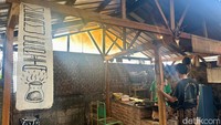 Tempat makan nuansa tradisional ala perkampungan ini ada di Depok. Namanya Omah Jangan Diam Terus yang dimiliki oleh para petualang yang ingin berbagi cerita soal perjalanan mereka.