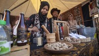 Peserta meracik jamu saat mengikuti Pameran UMKM di Universitas Islam Negeri, Salatiga, Jawa Tengah, Minggu (18/8/2024).