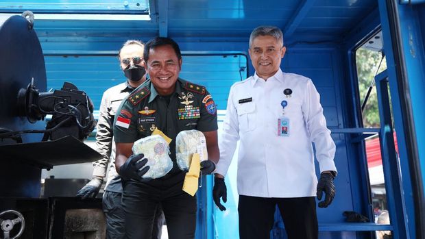 Pangdam XII/Tanjungpura Mayjen TNI Iwan Setiawan bersama Deputi Pemberantasan BNN RI Irjen I Wayan Sugiri dalam pemusnahan barang bukti narkoba (dok BNN)