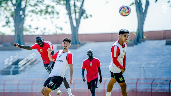 Para pemain Persebaya Surabaya saat menjalani sesi latihan
