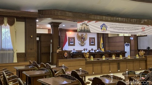 Anggota Fraksi PDIP DPRD Bali, Ni Wayan Sari Galung saat menyampaikan pandangan umumnya di rapat paripurna DPRD Bali, Senin (19/8/2024).