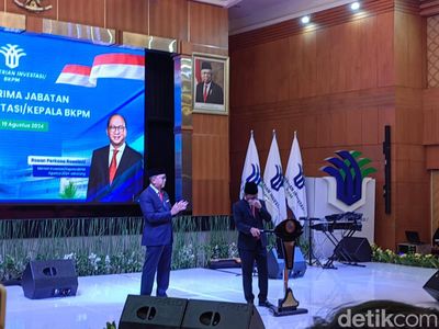 Pecah Air Mata Bahlil Serahkan Jabatan Menteri Investasi ke Rosan