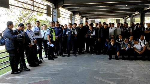 Pegawai PT Angkasa Pura Supports (APS) mogok kerja, Senin (19/8/2024). Mereka berkumpul di area parkir Bandara Internasional I Gusti Ngurah Rai, Badung, Bali.