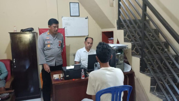 Pelaku pencurian velg dan ban mobil di Ponorogo saat diamankan polisi
