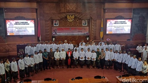 Pelantikan 45 anggota Dewan Perwakilan Rakyat Daerah (DPRD) Kota Denpasar, Senin (19/8/2024). (Foto: Ni Made Lastri Karsiani Putri/detikBali)