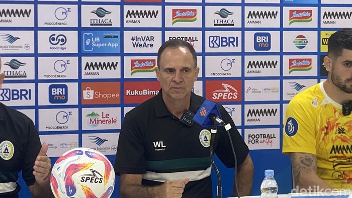 Pelatih PSS Sleman Wagner Lopes dalam sesi jumpa pers usai laga PSS vs Persik di Stadion Manahan, Solo, Senin (19/8/2024).