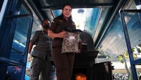 Petugas memasukkan barang bukti narkoba ke alat pemusnah.
