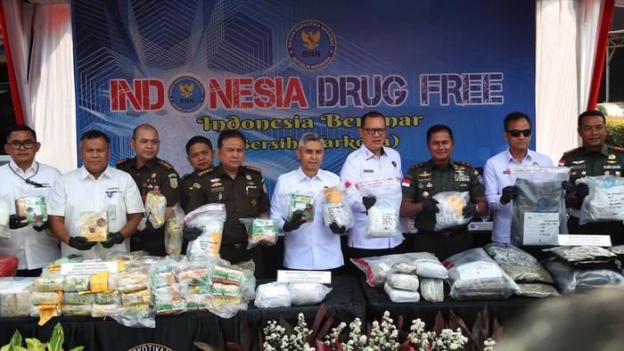 Pemusnahan Narkoba di BNN Sekretaris Utama BNN Tantan Sulistyana dan Pangdam Tanjung Pura Iwan Setiawan melakukan press rilis pemusnahan narkoba di Badan Narkotika Nasiona, Cawang, Jakarta Timur, Senin (19/8/2024).