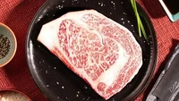 Lanjut di posisi ke-4, ada Takamori Drunken A5 Wagyu yang berasal dari Prefektur Yamaguchi. Sapi asal steak ini diberi pakan tumbukan beras, produk sampingan pabrik sake. Alhasil rasa dagingnya manis dan buttery. Harganya mulai dari Rp 3,6 juta per pound. Foto: Chefs Pencil