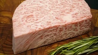 Posisi pertama ditempati oleh A5 Kobe Wagyu asal Jepang. Sebuah daging harus berasal dari sapi di Prefektur Hyogo dan dari garis keturunan Tajima agar bisa disebut A5 Kobe Wagyu. Harganya mulai dari Rp 7,5 juta per 1 pound (453 gram). Foto: Chefs Pencil