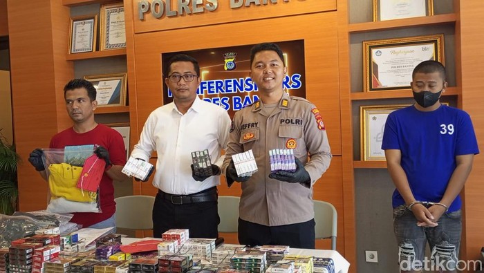 Konpers kasus pencurian rokok yang mengakibatkan kerugian Rp 100 juta di Mapolres Bantul, Senin (19/8/2024).
