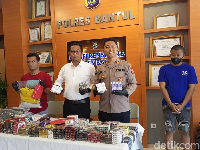 Konpers kasus pencurian rokok yang mengakibatkan kerugian Rp 100 juta di Mapolres Bantul, Senin (19/8/2024).