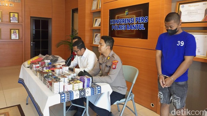 Konpers kasus pencurian rokok yang mengakibatkan kerugian Rp 100 juta di Mapolres Bantul, Senin (19/8/2024).