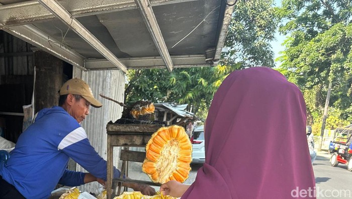 Penjual buah nangka yang di Jalan Pangeran Cakrabuana.