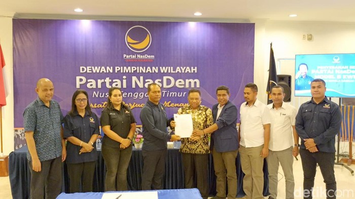 Penyerahan SK kepada bakal paslon kepala daerah di Sekretariat DPW Partai NasDem NTT, Senin (19/8/2024). (Simon Selly/detikBali)