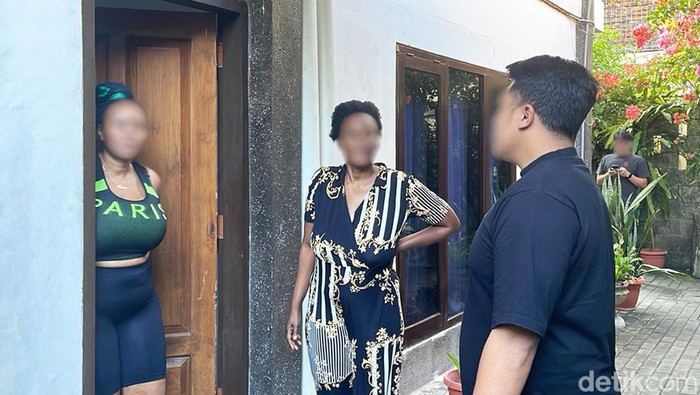 Petugas Imigrasi mendatangi dua WN Uganda berinisial SA dan JN yang diduga terlibat prostitusi, Jumat (16/8/2024). (Dok. Imigrasi Ngurah Rai)