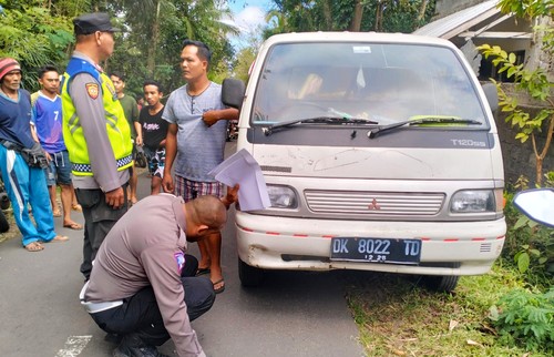 petugas kepolisian saat melakukan olah TKP di Banjar Dinas Linggasana, Desa Bhuana Giri, Kecamatan Bebandem, Kabupaten Karangasem Minggu (18/8/2024). (dok. Satlantas Polres Karangasem)