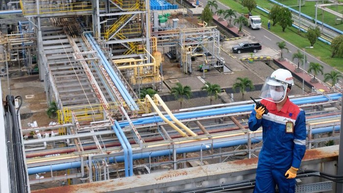 Petugas Kilang Pertamina Plaju pastikan pasokan energi aman.