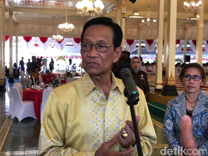 Gubernur DIY Sri Sultan Hamengku Buwono X di Kompleks Kepatihan, Kota Jogja, Senin (19/8/2024).
