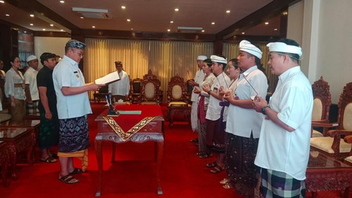 Pj Bupati Gianyar, I Dewa Tagel Wirasa, melantik lima pejabat fungsional di lingkungan Pemerintah Kabupaten (Pemkab) Gianyar, Senin (19/8/2024). (Foto: Pemkab Gianyar)