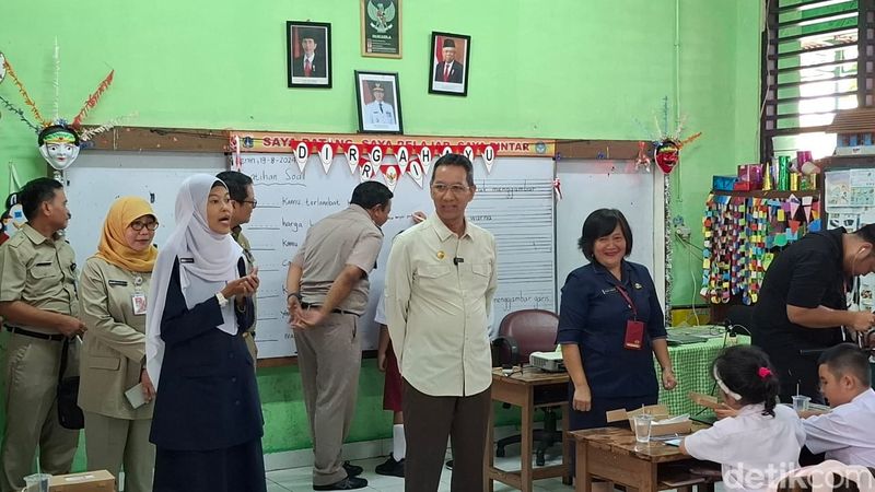 (Pj) Gubernur DKI Jakarta Heru Budi Hartono melaksanakan kunjungan ke SDN Cideng 07, uji coba makan siang bergizi gratis, 19 Agustus 2024. (Brigitta Belia Permata Sari/detikcom)